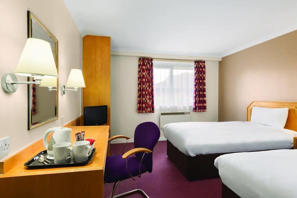 Super 8 By Wyndham Chester East Exterior foto