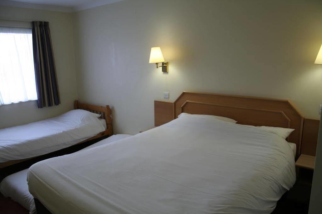 Super 8 By Wyndham Chester East Exterior foto